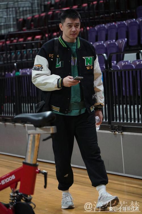 辽篮训练师社媒晒出球队赛前踩场照片并写道：首战来临