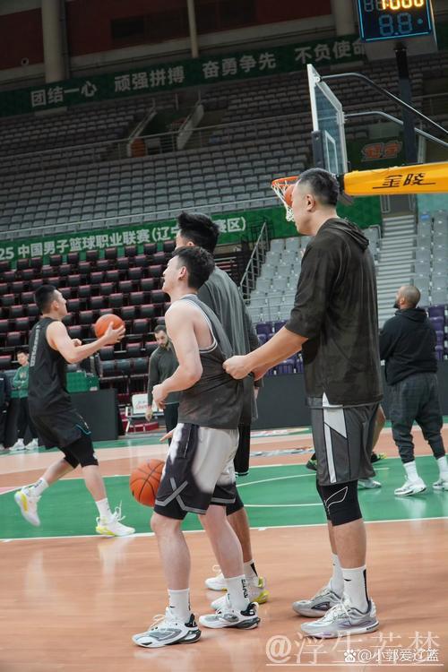 辽篮训练师社媒晒出球队赛前踩场照片并写道：首战来临